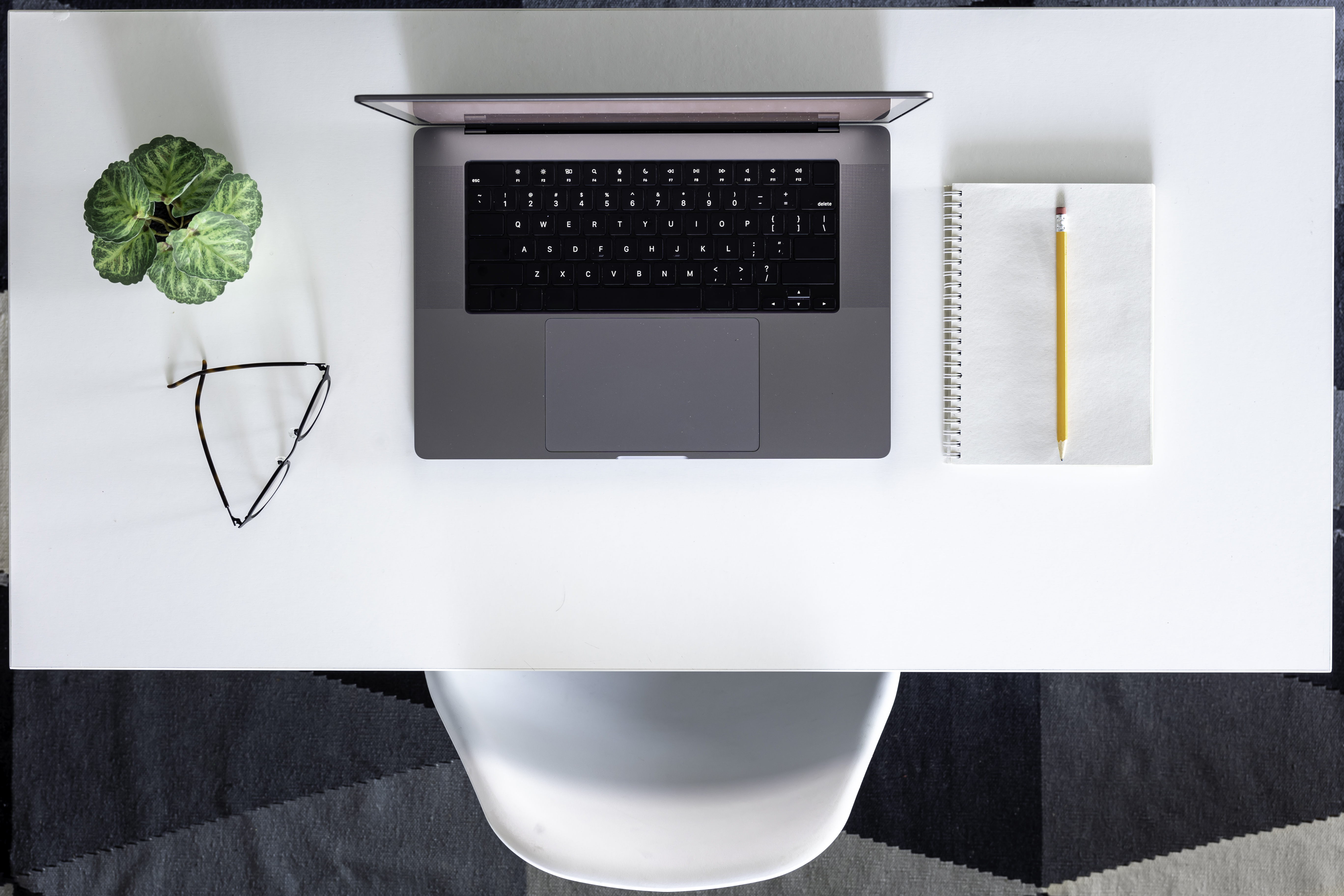 Foto de um espaço de trabalho minimalista e organizado.