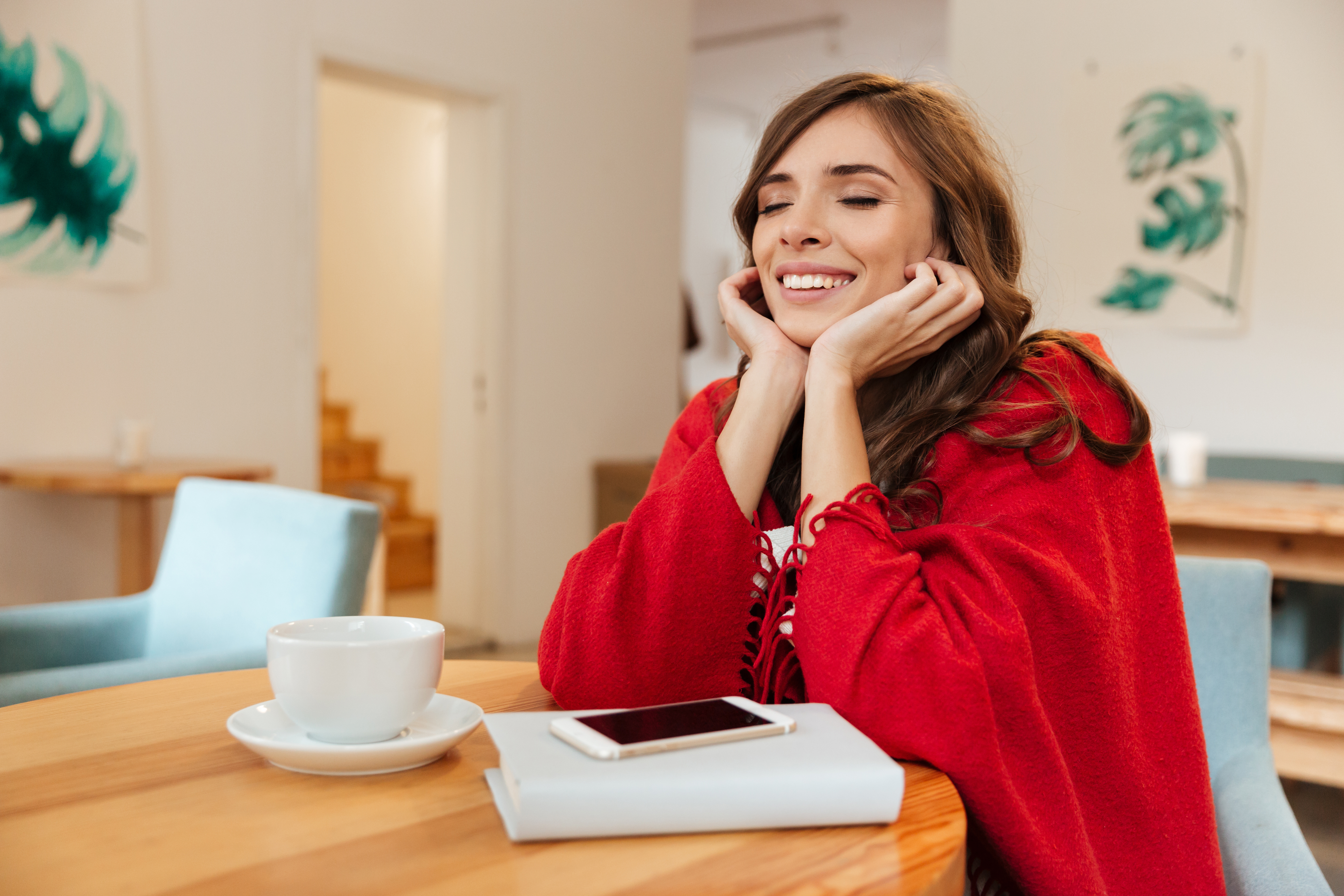 Mulher sorrindo enquanto trabalha em casa